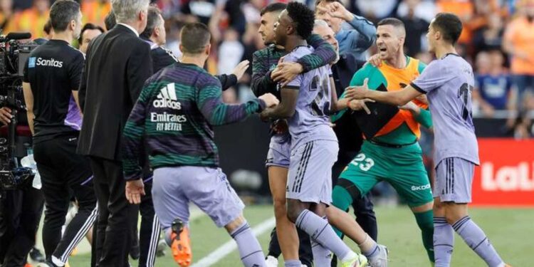 Partidos de fútbol podrían ser suspendidos por actos racistas en España