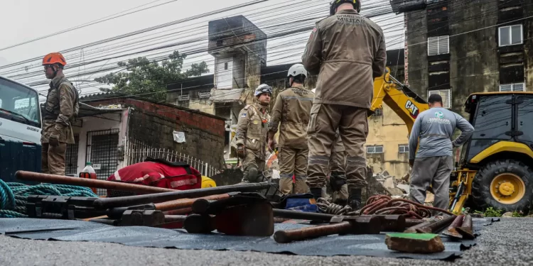 Sube a 8 cifra de muertos por el derrumbe de un edificio en Brasil