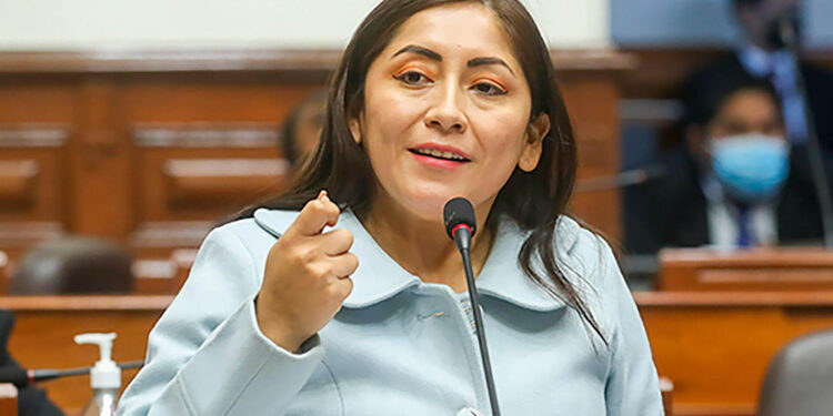 Piden inhabilitar a congresista peruana por abandono de cargo