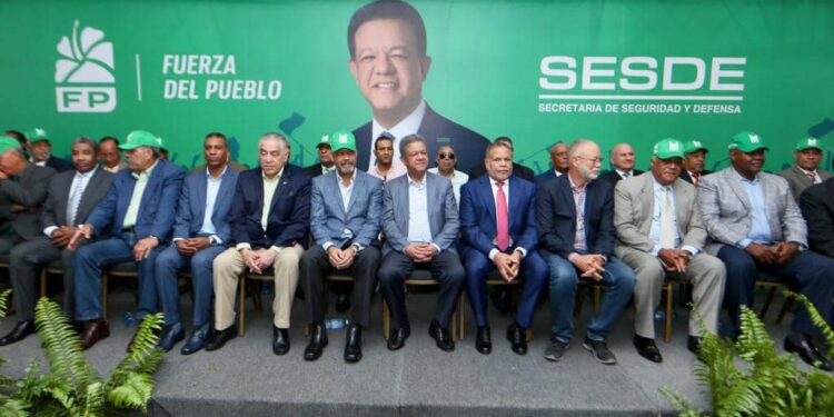 Fuerza del Pueblo juramenta a más de 100 ex jefes militares en Santiago