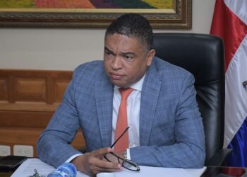 Yván Lorenzo anuncia va por la senaduría del Distrito Nacional