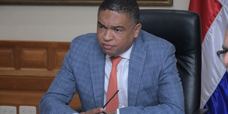Yván Lorenzo anuncia va por la senaduría del Distrito Nacional