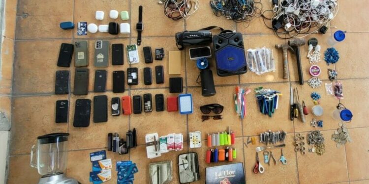 Incautan armas, drogas, celulares y varios artículos en cárcel Baní Hombres