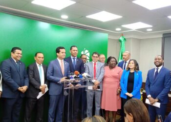 Fuerza del Pueblo juramenta a Domingo de León, diputado proveniente del PLD