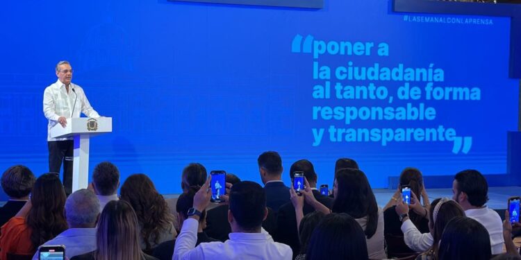 Presidente Abinader presenta «La Semanal con la Prensa»