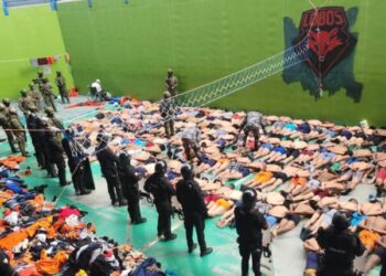 Casi 2.000 policías toman cárcel ecuatoriana de Cotopaxi en busca de armas y explosivos