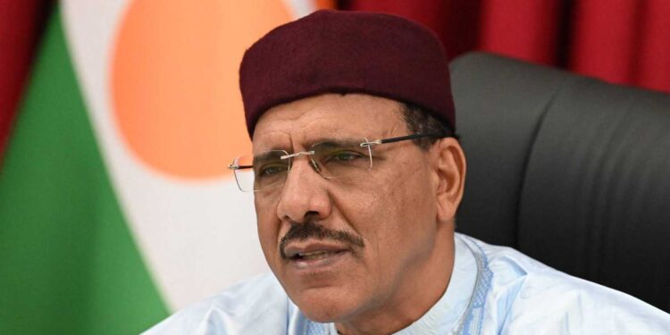 Junta militar de Níger procesará al presidente derrocado Mohamed Bazoum por traición