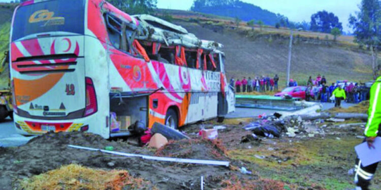 La caída de un autobús en Ecuador deja 5 muertos y 7 heridos