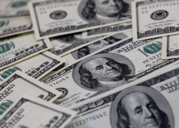 El dólar cae y el petróleo sube, con el mercado atento al reporte de empleo de EEUU