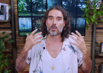 Acusan al actor Russell Brand de violación sexual y maltrato emocional
