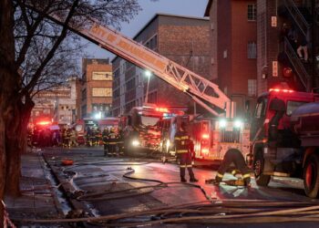 Suben a 74 los muertos por incendio que arrasó un edificio en Johannesburgo, Sudáfrica