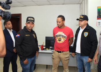 Se entrega hombre era buscado por homicidios de dos vigilantes en supermercado en Villa Mella