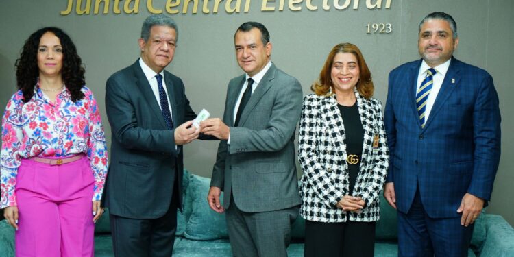 Leonel entrega a la JCE padrón de la FP con más de 2 millones de afiliados