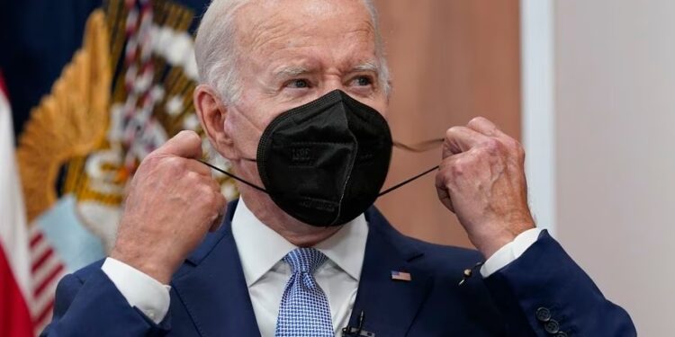 Presidente Biden usa mascarilla tras su esposa dar positivo al COVID-19