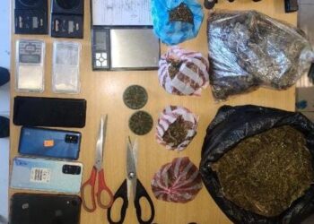 Autoridades ocupan drogas, un arma de fuego, dinero en efectivo y otras propiedades en dos allanamientos en provincia Peravia