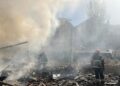 los bomberos trabajan en el lugar de un ataque con misiles en kryvyi rih region de dnipropetrovsk Un muerto y más de 70 heridos en ataque ruso
