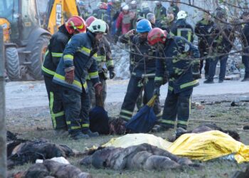 EE.UU., la UE y la ONU repudiaron el brutal bombardeo ruso a una aldea ucraniana que dejó 51 muertos