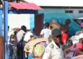 6536d7fa9d33d Comienza a dinamizarse el comercio entre RD y Haití; haitianos lanzan mercancías al río para no pagar peaje