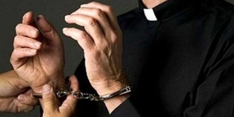 Falso sacerdote violó y embarazó a su hija de 10 años; abren juicio en Ecuador