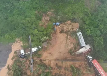 Un muerto y cuatro desaparecidos por derrumbe arrastró villa en Brasil