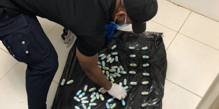 Apresan portugués que pretendía viajar a Canadá con el estómago lleno de cápsulas de cocaina