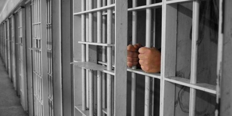 Dictan 19 años de prisión a un exparlamentario de Ecuador por violación