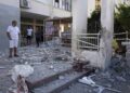 residentes comprueban los danos causados por un ataque con proyectiles lanzados desde la franja de gaza en ashkelon israel el 7 de octubre de 2023 Luis Abinader condena ataques terroristas de Hamas contra suelo israelí