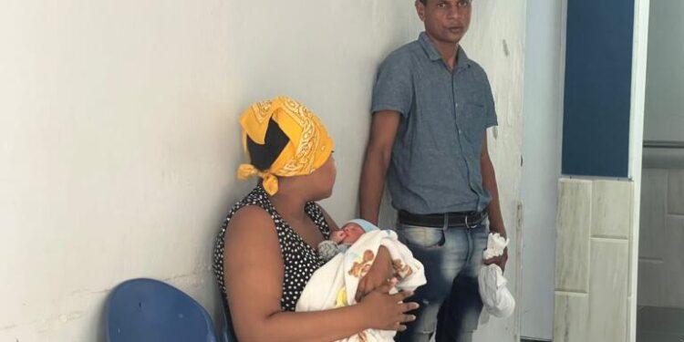 Madre denuncia dio a luz mellizos pero solo le entregaron uno en hospital de Santiago