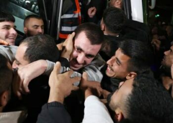 Israel libera a 30 presos palestinos tras tregua temporal con Hamàs