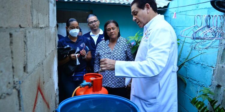 Ministro de Salud asegura casos de dengue comienzan a disminuir en el país