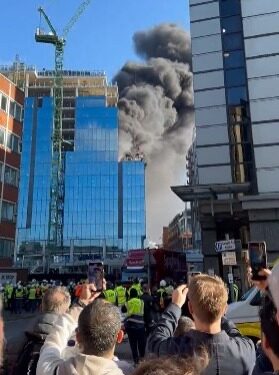Fuerte incendio en edificio en Reading, Reino Unido