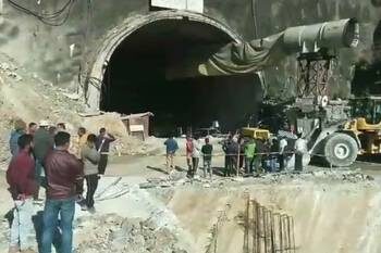 Colapso de túnel en construcción deja atrapados a 40 trabajadores en la India