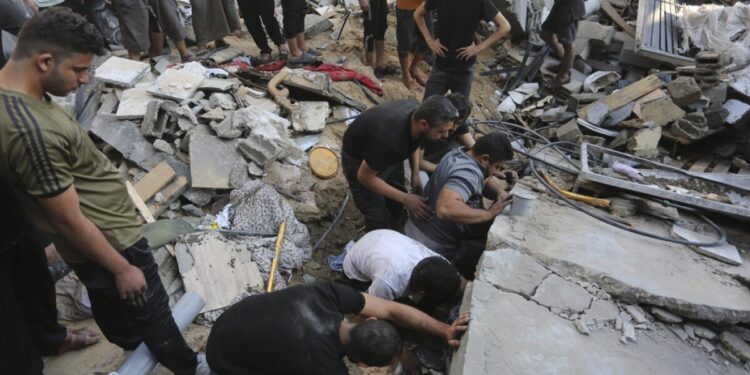 Israel ataca albergue de palestinos; hay más de 20 muertos y decenas de heridos