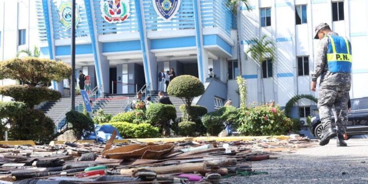 PN muestra al presidente Abinader más de 30 mil armas blancas incautadas en últimos 6 meses 