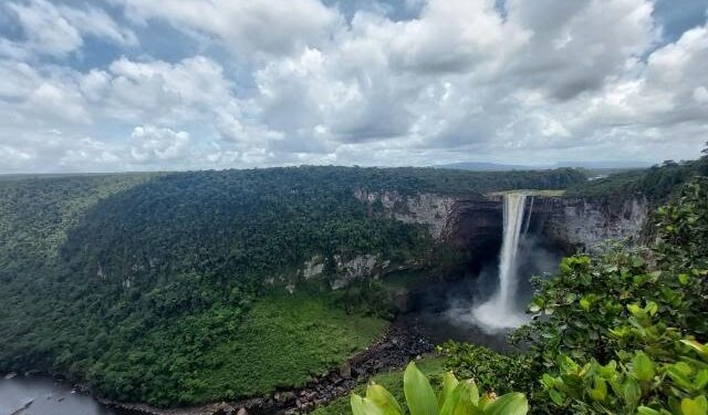 Hallan helicóptero perdido en Guyana, con cinco muertos y dos sobrevivientes 