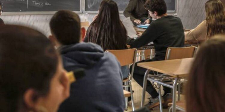 Análisis del Informe PISA 2022 en España muestra descenso en el Rendimiento Académico