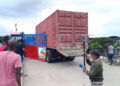 Camioneros haitianos destruyen puerta fronteriza en Juana Mendez Haitianos rompen puerta  fronteriza en Juana Méndez y la arrojan al río Masacre 