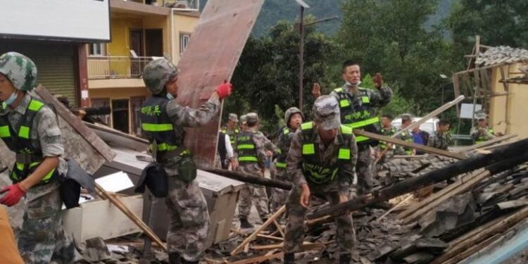 Se eleva a 127 el número de muertos por fuerte terremoto en noroeste de China