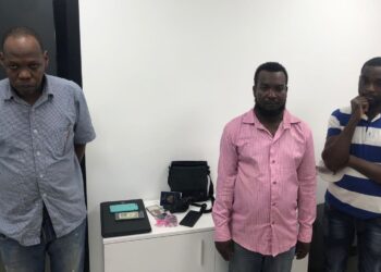 Apresan tres haitianos integrantes de red que se dedica a falsificar carnets migratorios