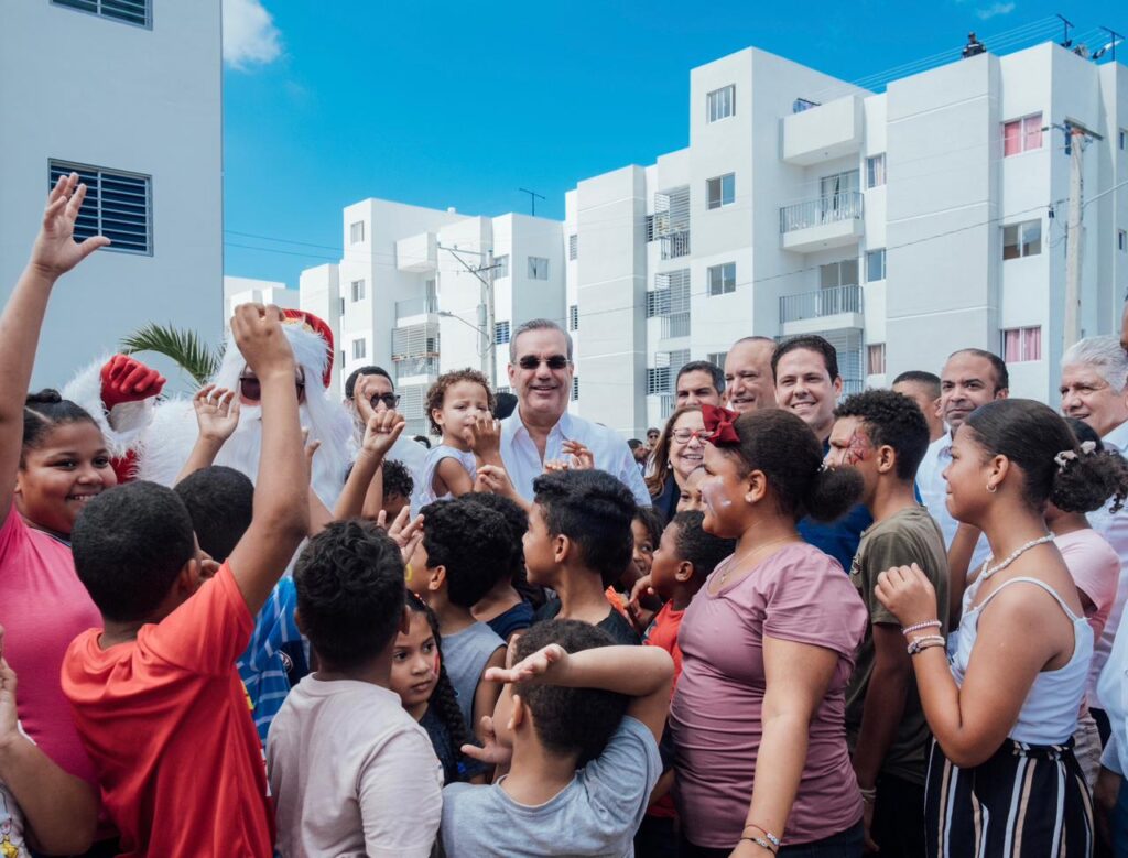 WhatsApp Image 2023 12 02 at 4.56.44 PM 2 Abinader y Ministro Bonilla entregan más de 400 nuevos apartamentos del Plan Mi Vivienda en Santiago