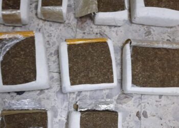 Apresan  chofer con 66 libras de marihuana en el 15 de Azúa 