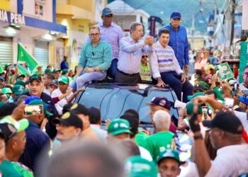 Leonel Fernández encabeza marcha caravana en La Vega