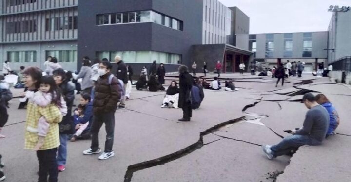 Fuerte terremoto de magnitud 7,4 sacude Japón: Emiten alerta de tsunami
