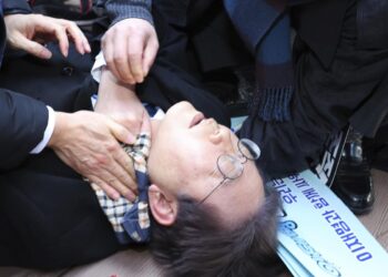 Atacan con cuchillo en el cuello al líder opositor surcoreano Lee Jae-myung