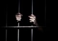 prisoner hands iStock Condenan a 20 años de prisión hombre violó niña de 10 años en SDE