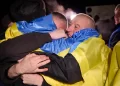 varios prisioneros ucranianos abrazandose despues intercambio rusia sumy 3 enero 96 Rusia y Ucrania intercambian casi 400 prisioneros de guerra
