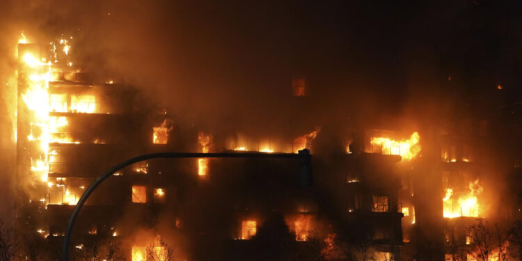 15 muertos y 44 heridos tras incendio en un edificio residencial en China