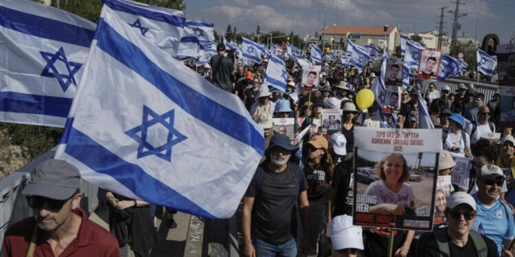 Miles de israelíes exigen la liberación de los rehenes retenidos por Hamás