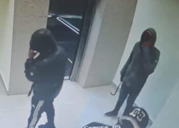 Siete hombres armados penetran a robar en varios apartamentos de una torre en La Esperilla