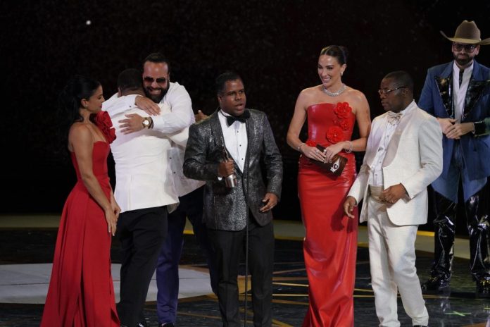 53560359 0760 4e7d a6d5 b646a32bd923 696x464 1 Estrellas dominicanas triunfan en los Premios Soberanos 2024